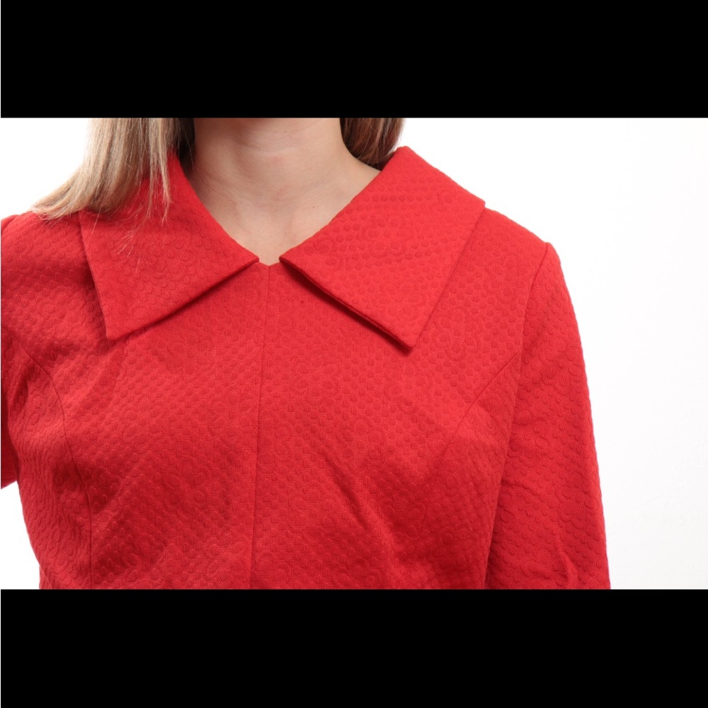 1960s Vintage Red Matelasse Quilted Collared House Dress - Picture 3 of 5